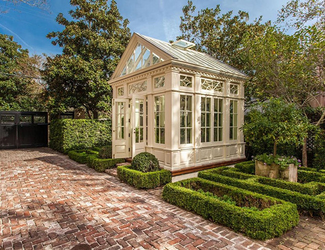 Ngoài ra còn có một nhà kính riêng biệt ngoài vườn.