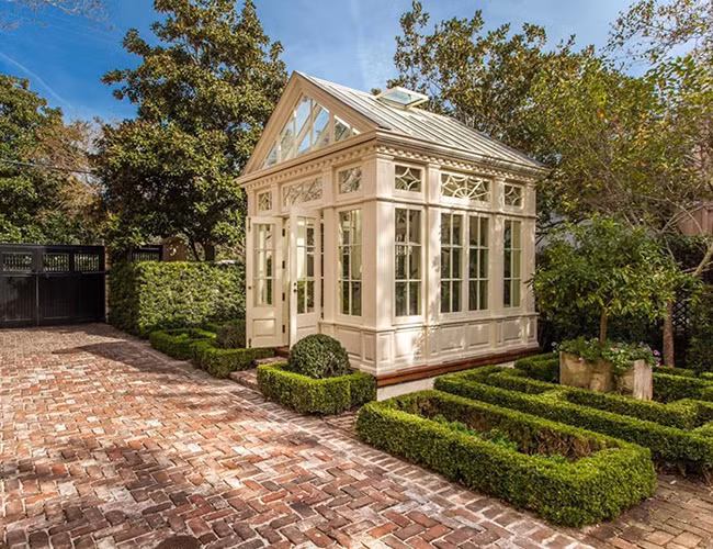 Ngoài ra còn có một nhà kính riêng biệt ngoài vườn.