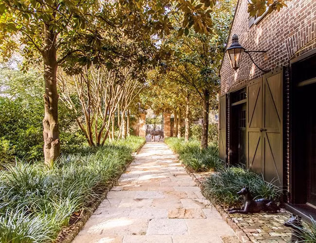 Đi qua cánh cổng là những bức tường gạch cổ kính vào khu vực ga-ra.