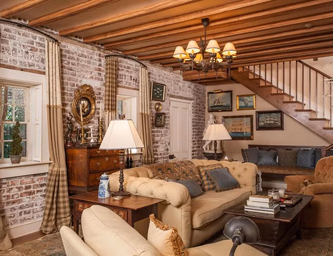 Phòng khách cổ điển với tông màu gỗ chủ đạo.