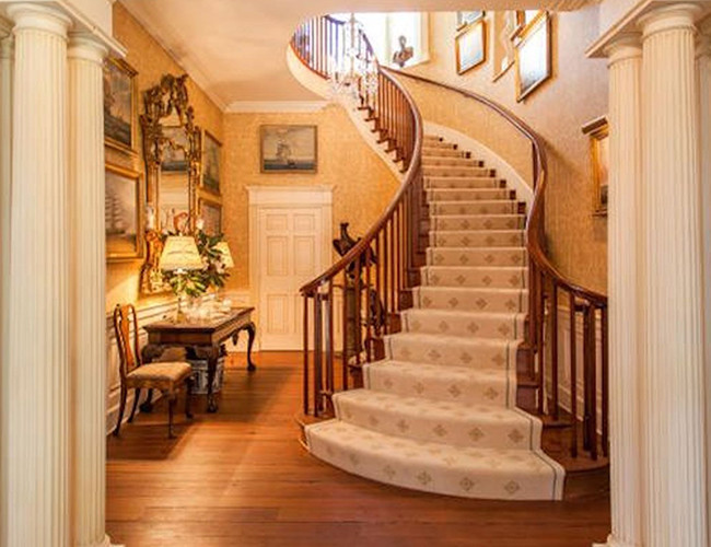 Nhưng không có gì so sánh được với nội thất ngoạn mục của dinh thự chính.