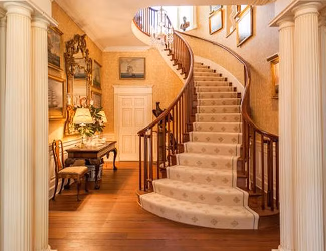 Nhưng không có gì so sánh được với nội thất ngoạn mục của dinh thự chính.