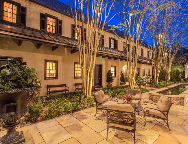 Không gian bên ngoài lãng mạn, đầy hoài cổ.