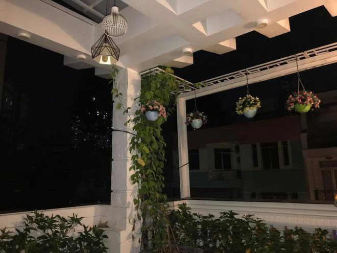 Những giỏ hoa nhiều màu sắc được sử dụng để trang trí trên ban công.