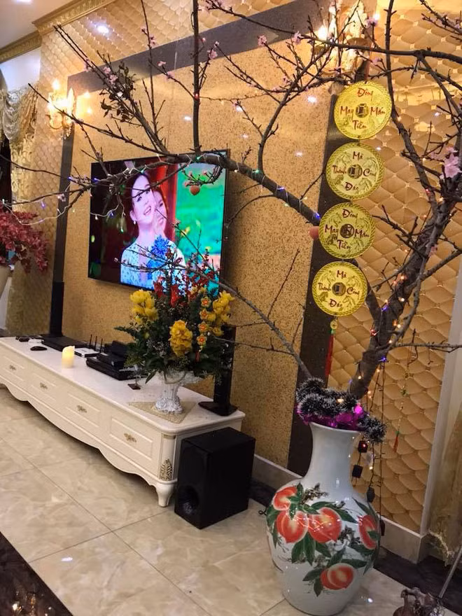 Nội thất phía trong trang trí theo kiểu phú quý quyền thế.