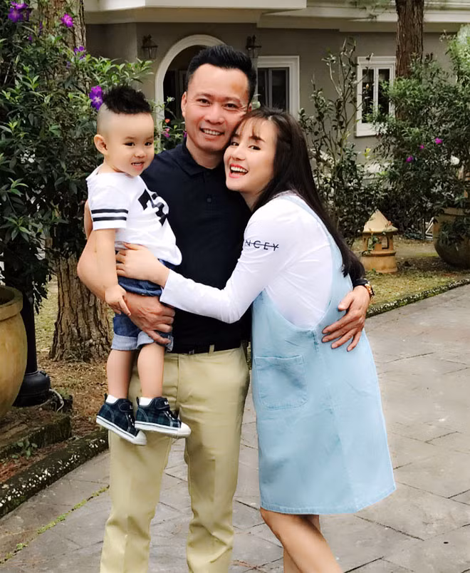 Từng là một nữ ca sĩ được rất nhiều khán giả mến mộ nhưng sau khi kết hôn, Vy Oanh khá im ắng, không còn xuất hiện nhiều trong các sự kiện giải trí. Chồng Vy Oanh là doanh nhân Lê Thiện, hơn cô 15 tuổi.