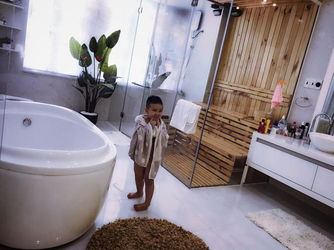 Phòng tắm có nội thất sang trọng như khách sạn năm sao.