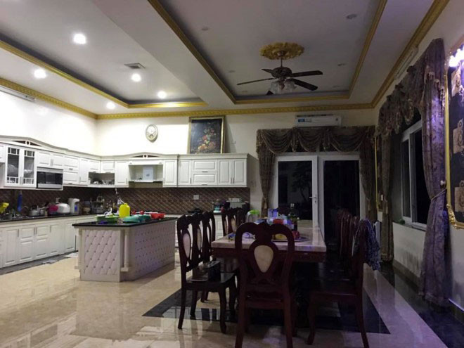 Phòng ăn hiện đại với gam màu sáng thanh lịch, tinh tế.