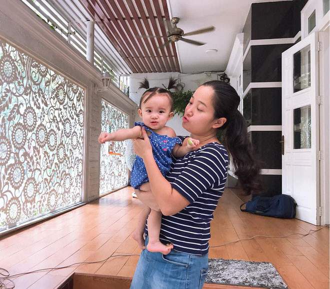 Một mặt tường của căn biệt thự dùng họa tiết rất ấn tượng, sang trọng.