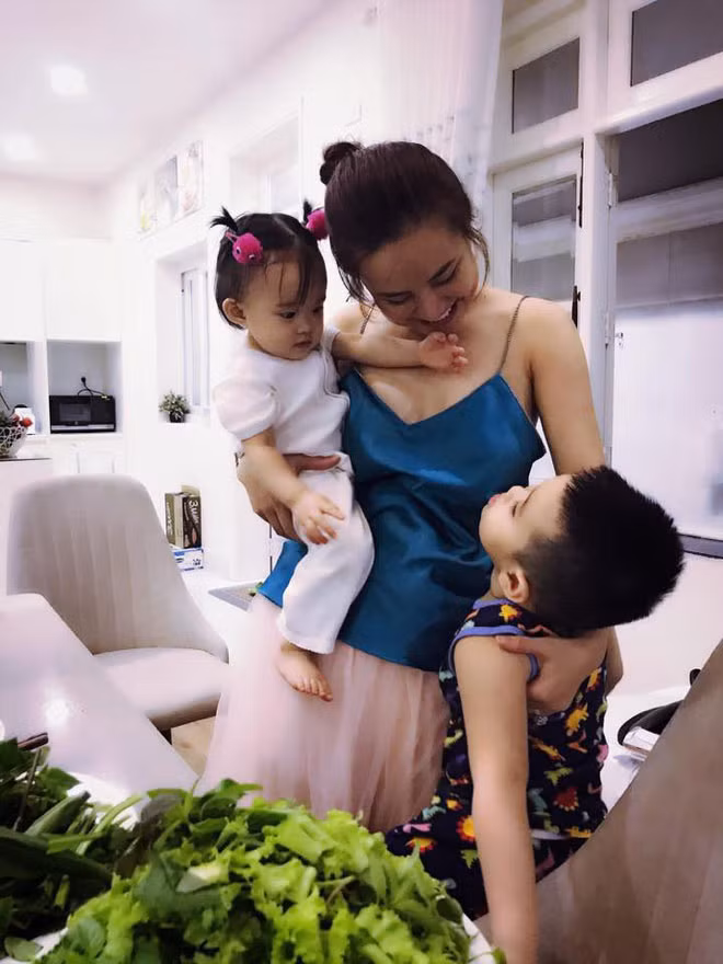 Nhà bếp với gam màu trắng sạch sẽ, hiện đại.