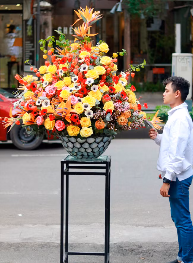 Một bình hoa tươi có giá khoảng trên 25 triệu, riêng bình hoa được khảm thủ công bằng vỏ trai tự nhiên. Hoa bao gồm hoa thu mẫu đơn Anemone, hoa thiên điểu, hoa hồng nhập từ Ecuado, hoa thanh liễu và 1 số hoa đồng nội nhập khác. (Ảnh: Dân Việt).