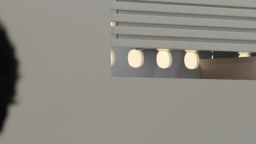 Công nghệ CG đã tạo ra cửa sổ với những ô tròn để nhìn ra ngoài trong phim "King 2 Heart". Ảnh: Youtube.