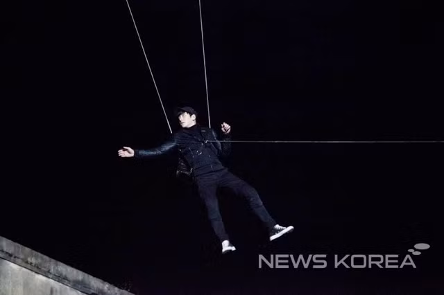 Trong phim truyền hình Hiller, nam diễn viên Ji Chang Wook phải thực cảnh hành động trên dây tại tòa nhà cao tầng. Thực tế, Ji Chang Wook được hỗ trợ bởi các thiết bị cáp treo an toàn. Ảnh: New Korean.