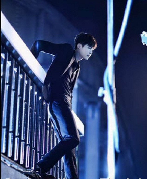 Sau đó, khi lên hình các dây cáp được bộ phận kỹ xảo xóa bỏ các hình ảnh có dây trên người Ji Chang Wook. Ảnh: New Korean.