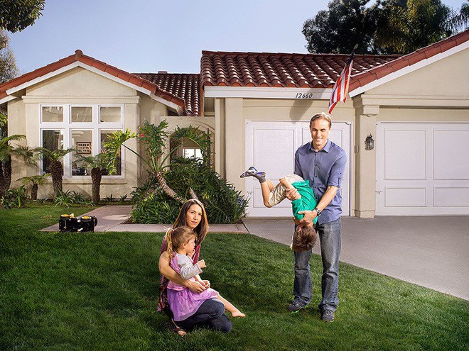 Chọn mua được căn nhà ưng ý nhưng rất nhanh chóng, cặp vợ chồng nhà Rice liền gặp phải hàng loạt sự quấy rối từ người bí ẩn. Mùa thu năm 2011, cùng với sự giúp đỡ của nhân viên môi giới bất động sản Renee Milton, cuối cùng cặp vợ chồng đã chọn được một căn nhà nhỏ tại Carmel Valley. Căn nhà tuyệt vời nằm trong một khu vực yên tĩnh, đáp ứng được mọi yêu cầu của gia đình Jerry và Janice.