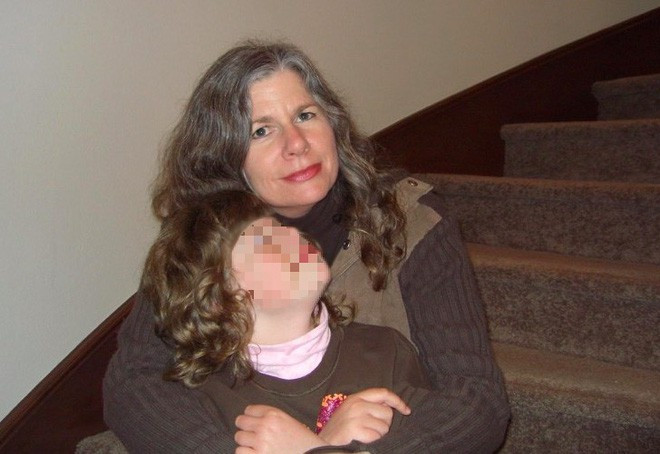 Jerry quyết định phải tăng cường đề phòng cho các thành viên trong gia đình, một mặt anh báo cảnh sát, mặt khác anh tiến hành lắp đặt camera khắp nơi xung quanh nhà. Anh lo lắng cho sự an toàn của vợ con đến mất ăn mất ngủ vì không biết kẻ quấy rối sẽ làm gì tiếp theo, liệu hắn sẽ gây tổn thương đến gia đình anh như thế nào nữa đây. Trước sự ám ảnh về việc có người muốn hại mình, Janice đã đăng ký học một lớp võ tự vệ, thậm chí cô còn lên sẵn kế hoạch tẩu thoát trong trường hợp khẩn cấp xảy ra. Có vẻ như mức độ bệnh hoạn và biến thái của tên quấy rồi ngày một tăng cao khi gia đình Jerry phát hiện ra tên tuổi, hình ảnh của Janice được đăng lên mạng với lời mời chào đàn ông đến nhà để giúp cô thỏa mãn nhu cầu tình dục. Cuộc điều tra của cảnh sát phải kéo dài đến mấy tháng trời, cuối cùng họ mới truy ra được tung tích của tên hung thủ. Đó là người phụ nữ tên Kathy Rowe, 53 tuổi - người từng được vinh danh là “Người mẹ của năm” tại San Diego năm 2006.