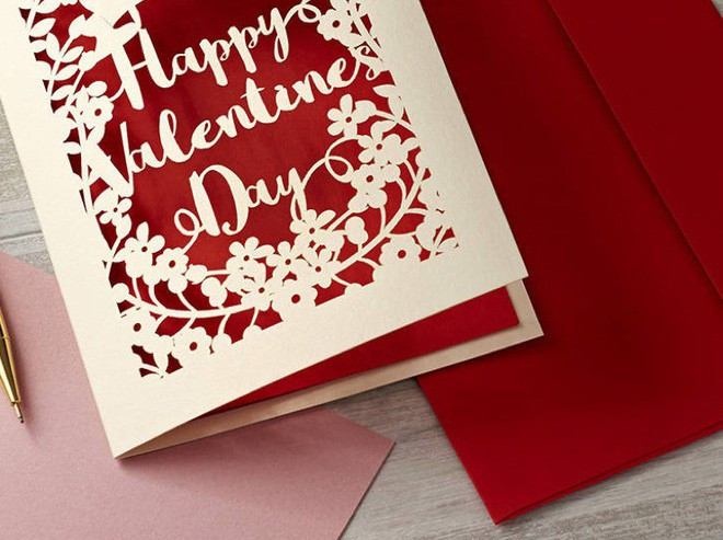 Địa chỉ của họ được dùng để đăng ký báo tháng từ hàng loạt các tạp chí khác nhau. Hóa đơn mua hàng trị giá 1.000 USD cũng được gửi đến địa chỉ nhà họ. Cho đến khi một người nào đó đã gửi thư điện tử mời tất cả mọi người đến dự tiệc năm mới tại nhà mình, Jerry và Janice nhận ra là rõ ràng có người đang cố ý quấy rối và muốn phá hoại cuộc sống của gia đình họ. Nhưng Jerry và Janice chỉ vừa mới chuyển tới, lại là một cặp đôi đáng mến, không hề có xích mích với bất kỳ ai cả. Vì sao họ lại trở thành nạn nhân? Ai đã làm nên chuyện tồi tệ như thế?