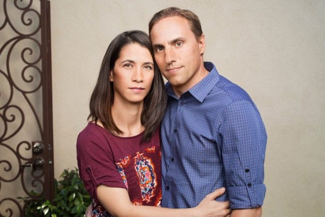 Tuy nhiên, một tháng sau khi gia đình sống tại đây, họ bất ngờ nhận được một lá thư trước cửa nhà với lời đề nghị bán căn nhà giá 100.000 USD, mở màn cho hàng loạt sự việc quấy rối với mức độ ngày càng gia tăng. Những ngày tiếp theo, Jerry và Janice càng thấy lo lắng hơn khi phát hiện căn nhà của họ đang được rao bán trên một trang mua bán bất động sản có tiếng. Nghĩ chắc có người muốn trêu đùa, vợ chồng họ chọn cách làm lơ nhưng chỉ khiến cho mọi việc càng tệ hại thêm nữa.