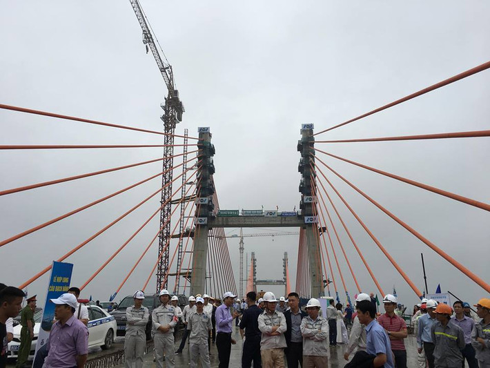 Với chiều dài 5,4km, cầu chính có kết cấu dây văng 2 mặt phẳng dây 4 nhịp, 3 trụ tháp, có kết cấu vĩnh cửu bằng thép, bê tông cốt thép dự ứng lực, tĩnh không thông thuyền rộng.