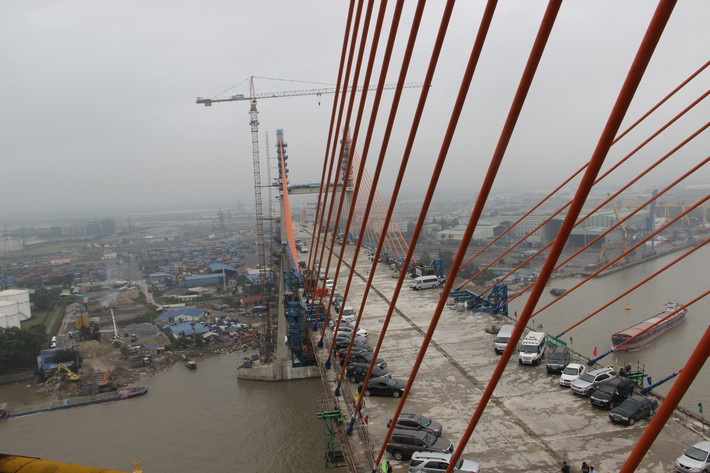 Đặc biệt, đây là cây cầu dây văng đầu tiên do người Việt Nam thiết kế, thi công với công nghệ tiên tiến, hiện đại nhất, thể hiện trình độ, trí tuệ của con người Việt Nam.