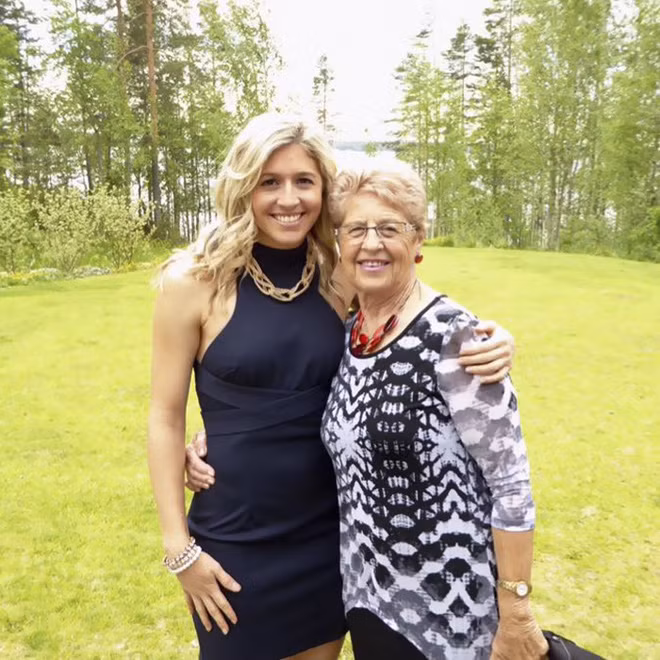 Mọi người khi đến dự tang lễ đều ăn mặc như thể đang đến dự một buổi lễ hay một dịp ăn mừng giữa những người bạn thân, cố nở những nụ cười lạc quan và mạnh mẽ.