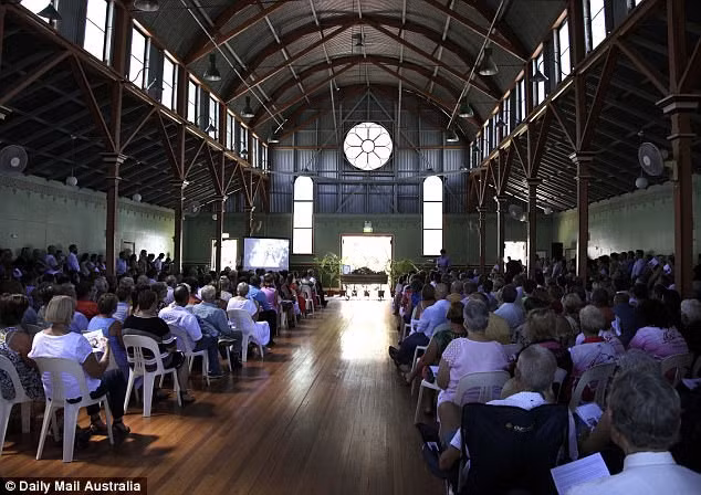 Xúc động với nghị lực của Holly, khoảng 800 người đã tụ tập lại với nhau ở quê nhà Butcher ở Grafton, khu NSW để đưa tang cô gái trẻ.