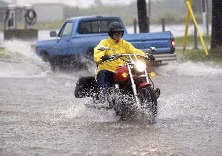  Lái xe moto bị sét đánh trúng “của quý” Ante Djindjic, 29 tuổi, một tay lái moto đến từ Croatia đã hôn mê bất tỉnh khi bị sét đánh trúng “của quý” trong lúc anh đi vệ sinh bên đường. Anh kể lại: “Tôi chẳng nhớ điều gì đã xảy ra. Khi tôi tỉnh dậy thì tôi đã thấy mình đang nằm trong bệnh viện. Các bác sĩ nói rằng tôi bị sét đánh qua người vì tôi đang đi ủng cao su và sét tiếp đất qua “cái ấy” của tôi”.