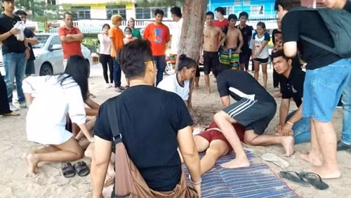  Đang hẹn hò giữa trưa nắng, cặp tình nhân bị sét đánh trúng Sau khi đi dạo trên bãi biển, cặp đôi rủ nhau hóng mát dưới một tán cây cao, rợp bóng. Ngồi chưa được bao lâu, cả hai lấy điện thoại ra để nghịch và lướt mạng xã hội. Lúc đó, bầu trời trong xanh, sáng sủa, không ai ngờ rằng chỉ ít phút sau, trên trời đột nhiên nổ vang, một tia sét đánh trúng xuống cặp tình nhân trẻ tuổi, khiến họ bị thương rất nặng.