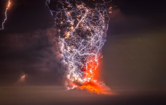 Núi lửa phun trào kèm với sét đánh ở Chile. Hiện tượng này do hạt tro bụi bị dung nham điện hóa. Sét thường xuất hiện ở phần dưới tro phủ dâng lên.