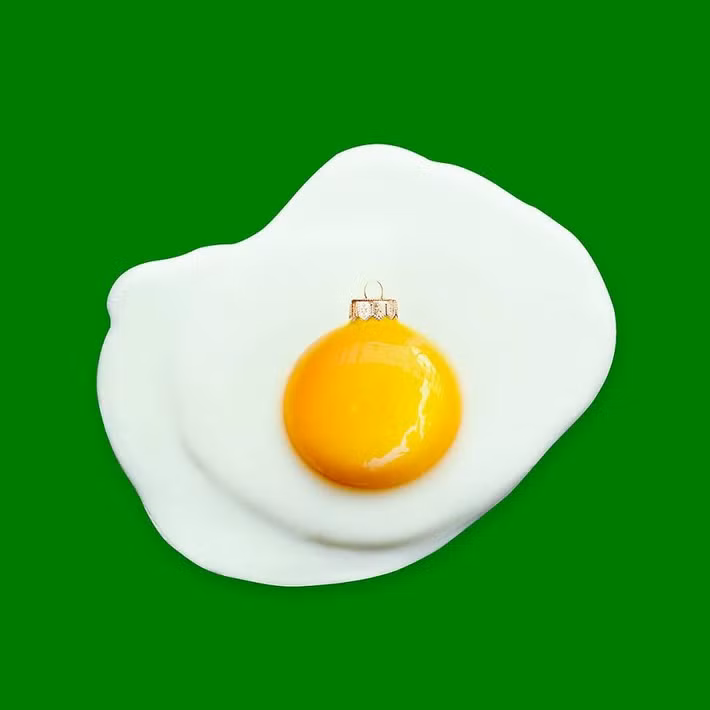 Trong ảnh là sự kết hợp ngoạn mục giữa hình ảnh một quả trứng tráng và một bóng đèn trang trí cây thông Noel.