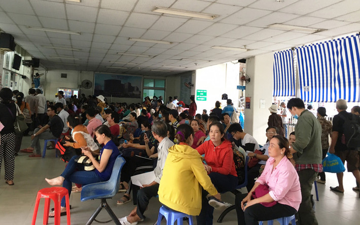 Cảnh tượng rất đông bệnh nhân thường thấy ở Bệnh viện Nhi đồng 1 (quận 10) và viện Nhi đồng 2 (quận 1) và bệnh viện Nhi đồng TP (huyện Bình Chánh) TP HCM để khám bệnh. 