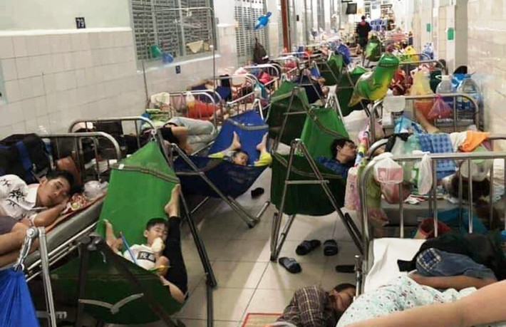 Ghi nhận trong tháng 10/2018, hành lang bệnh viện chật cứng bệnh nhân.