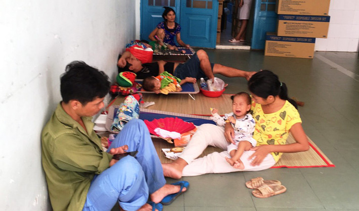 Chị Cao Thị Kiều Hoa (27 tuổi, quê Quãng Ngãi) thổ lộ “Tôi và những bệnh nhân ở đây đều đã quá mệt mỏi chỉ cầu mong điều trị sớm để về nhà chứ tình trạng quá tải như thế này tôi còn không chịu nổi huống chi là trẻ nhỏ”.