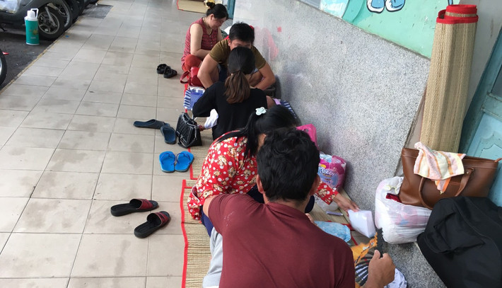 Nhiều cặp vợ chồng phải bỏ cả công việc làm ăn để thay phiên nhau chăm sóc con mắc bệnh phải nhập viện điều trị và hành lang là nơi họ ăn, ngủ - nghỉ.