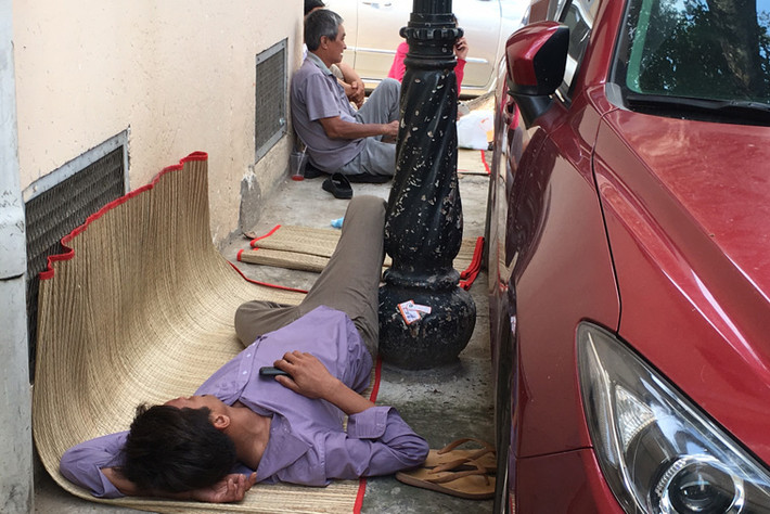 Thân nhân của các cháu bé bị bệnh vật vả ở bất cứ góc trống nào ở bệnh viện sau những đêm thức trắng để chăm con.