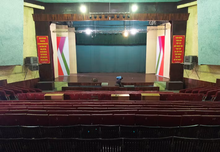 Ông Tỷ khẳng định, Nhà hát Nhân dân Thủ Đức thời điểm năm 1990 chỉ ra lỗi thiết kế nghiêm trọng nhất là không gian Nhà hát quá rộng lớn, không thể lắp đặt máy điều hòa và thực tế gần 30 năm qua nhà hát này vẫn giữ nguyên hiện trạng như thiết kế.