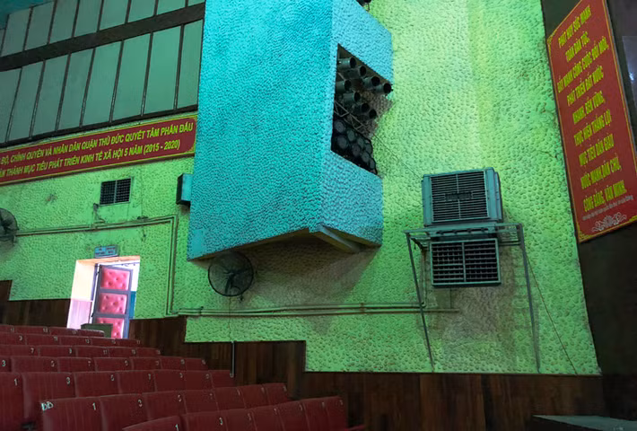 Gần 30 năm qua, Nhà hát chỉ sử dụng quạt điện trong hoạt động các chương trình khiến không khí vô cùng ngột ngạt, nóng bức. Do hoạt động không hiệu quả và trải qua thời gian dài, hiện trạng Nhà hát đang xuống cấp. Thỉnh thoảng nơi đây chỉ tổ chức vài chương trình nhưng không xứng tầm với Nhà hát có quy mô rộng lớn, hàng nghìn chỗ ngồi.