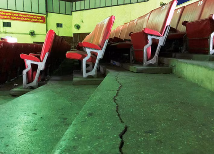 Cảnh xuống cấp bên trong Nhà hát Nhân dân Thủ Đức.