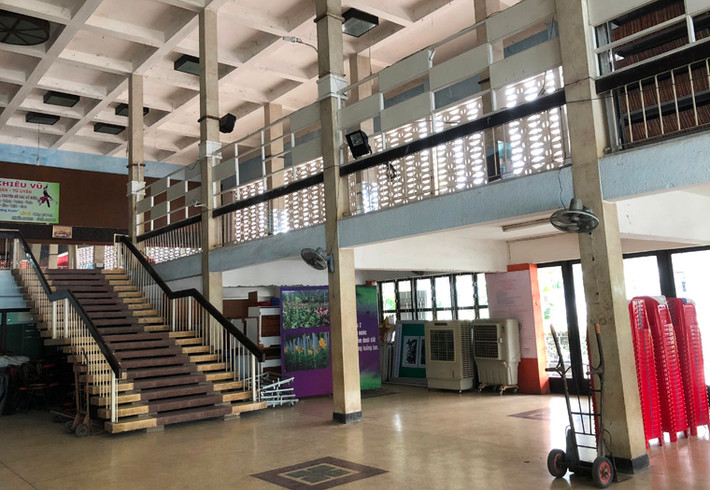 Tiền sảnh phía dưới Nhà hát được đánh giá thoáng mát và thực tế nơi đây thường xuyên diễn ra các hoạt động văn hóa, văn nghệ.