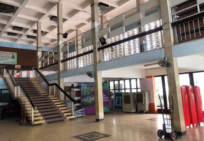 Tiền sảnh phía dưới Nhà hát được đánh giá thoáng mát và thực tế nơi đây thường xuyên diễn ra các hoạt động văn hóa, văn nghệ.