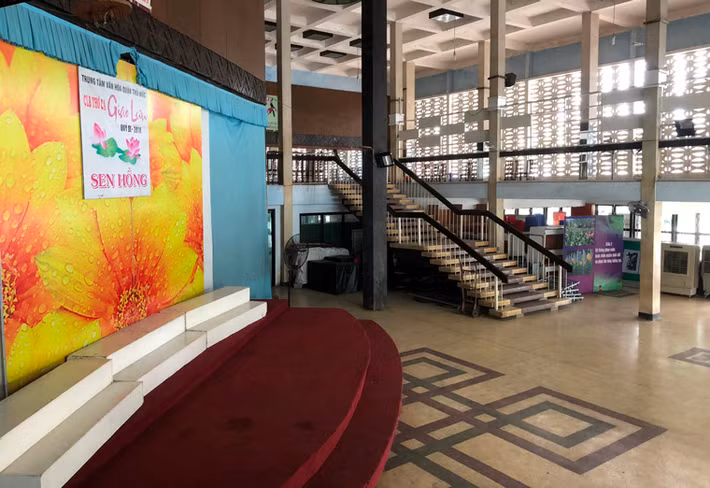 Sân khấu dã chiến dưới tiền sảnh Nhà hát luôn "sáng đèn" dù không có ghế ngồi. Trong khi bên trên, sân khấu hoành tráng, hàng nghìn ghế ngồi thì luôn trong tình trạng "hẩn hiu".