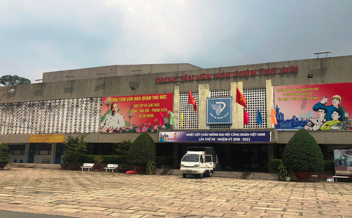 Tuy nhiên, ít ai biết rằng, tại Trung tâm Văn hóa này từng có một nhà hát đẳng cấp, quy mô không kém Nhà hát Hòa Bình, Nhà hát Bến Thành…ở các quận trung tâm. Đó là Nhà hát Nhân dân Thủ Đức, quy mô hơn 1.000 chỗ ngồi, tọa lạc giữa trung tâm Trung tâm Văn hóa quận.