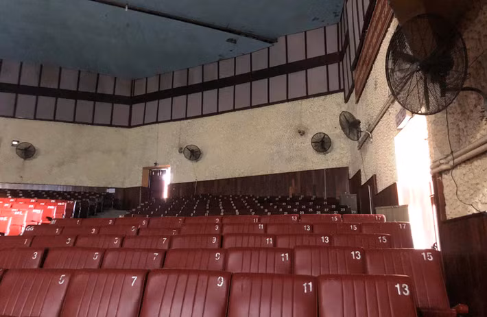 "Với thời tiết nóng bức quanh năm ở TP.HCM, không hiểu sao người ta lại thiết kế, xây dựng Nhà hát Thủ Đức có quy mô hàng nghìn chỗ nhưng hoàn toàn không có máy điều hòa. Không khí bên trọng quá nóng bức, ngột ngạt, thưởng thức nghệ thuật mà mồ hôi dầm dề, quạt máy thổi phà phà thì làm sao thưởng thức. Vì vậy mà nhà hát ít hoạt động, mà có hoạt động cũng rất vắng khán giả.”, ông Lê Ngọc Dũng, người dân địa phương chia sẻ. 