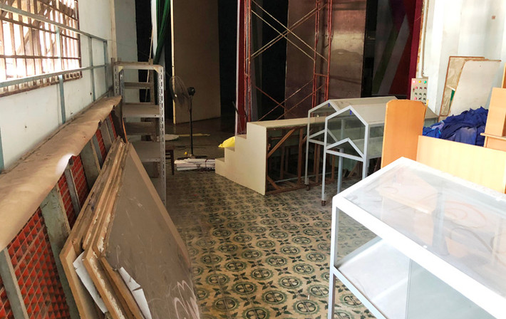 Phía sau hậu đài Nhà hát đồ đạc chất ngổn ngang.