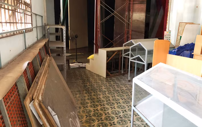 Phía sau hậu đài Nhà hát đồ đạc chất ngổn ngang.