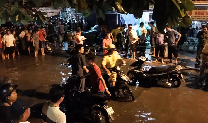 Khi đến trước nhà số 49 đường Phú Định, hai đối tượng đuổi kịp, ép thanh niên vào lề đường rồi dùng hung khí đâm khiến nạn nhân ngã gục. 