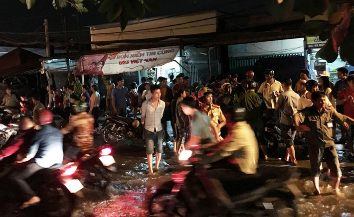 Sau khi gây án, hai đối tượng liền phóng xe bỏ chạy. Thấy vậy, nhiều người dân chạy ra kiểm tra, phát hiện nạn nhân bị chảy rất nhiều máu và tử vong ngay tại chỗ. 