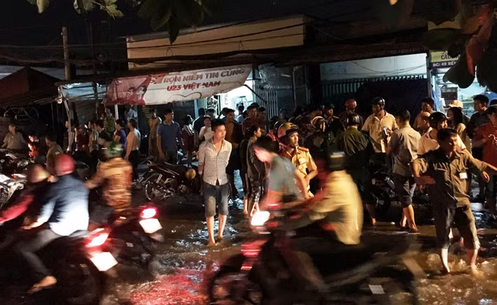 Sau khi gây án, hai đối tượng liền phóng xe bỏ chạy. Thấy vậy, nhiều người dân chạy ra kiểm tra, phát hiện nạn nhân bị chảy rất nhiều máu và tử vong ngay tại chỗ. 