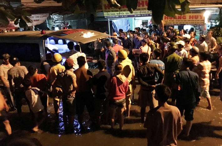 Thi thể nạn nhân được chuyển về bệnh viện trong đêm để phục vụ công tác điều tra.