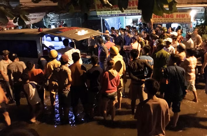 Thi thể nạn nhân được chuyển về bệnh viện trong đêm để phục vụ công tác điều tra.